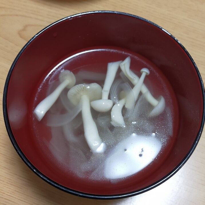 玉ねぎとしめじのコンソメスープ